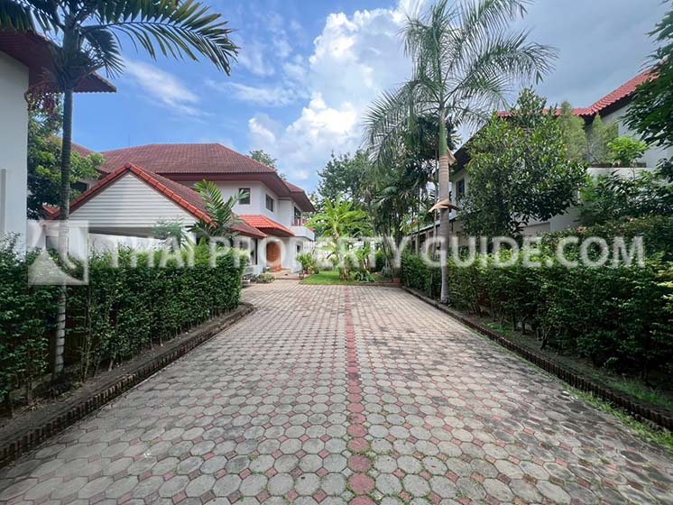 House with Shared Pool in Nichada Thani 
